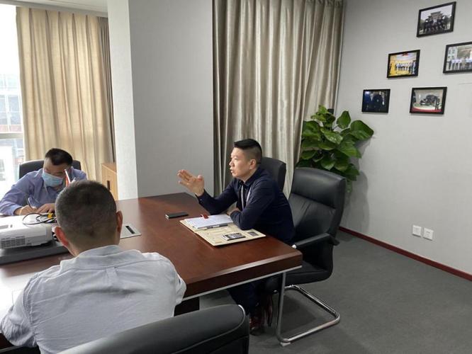 召开 "两会"期间安保部署会议